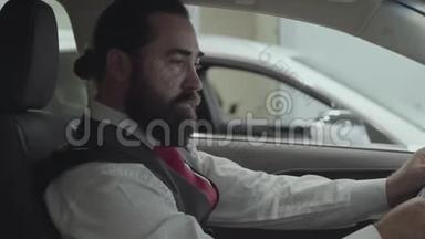 肖像画吸引人的成功留胡子的商人坐在车里，检查从车买的<strong>汽车</strong>